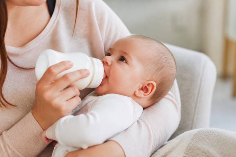 Les tétés de bébé : guide complet pour l’allaitement et le biberon