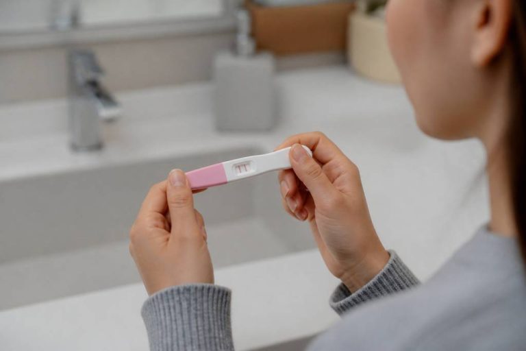 Comment lire un test de grossesse : comprendre les résultats et les signes