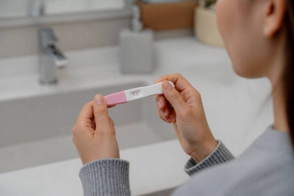 Comment lire un test de grossesse : comprendre les résultats et les signes