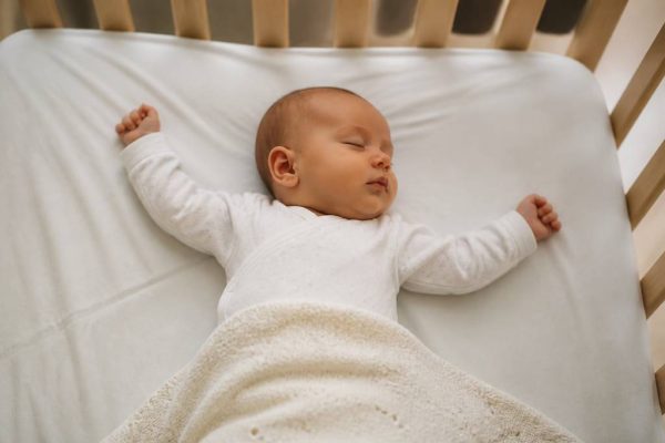 Réflexe de moro et sommeil : comprendre son impact sur les nuits de bébé