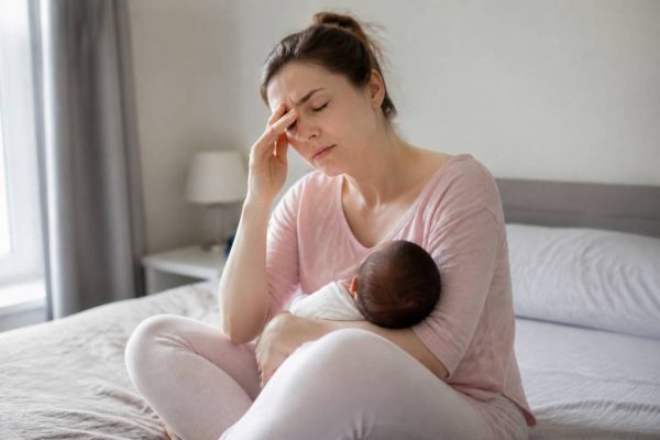 Tranchées après l’accouchement : causes, durée et solutions pour soulager la douleur