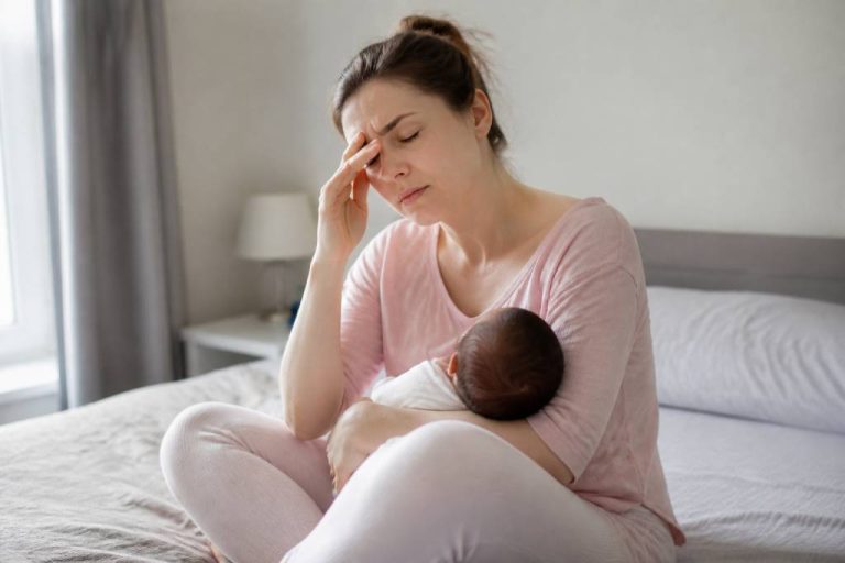 Tranchées après l’accouchement : causes, durée et solutions pour soulager la douleur