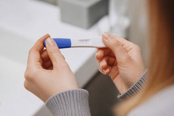 Comment lire un teste de grossesse et interpréter les résultats fiables