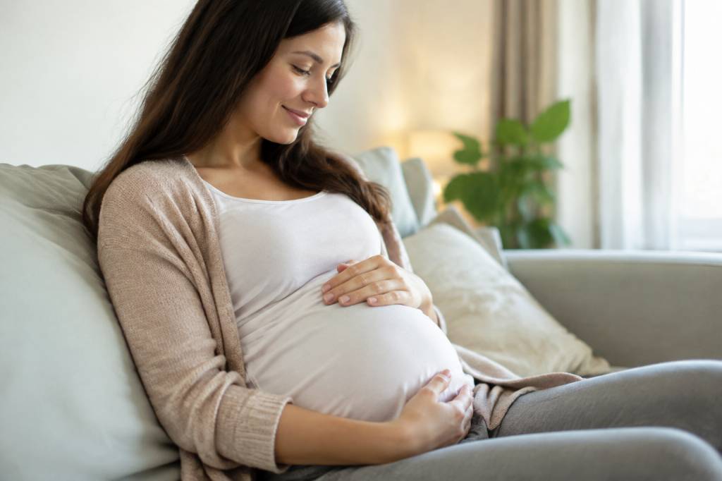 Mouvements bébé ventre : ce qu’ils signifient au fil de la grossesse