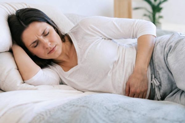 Les tranchées grossesse : causes, durée et conseils pour soulager les douleurs après l’accouchement