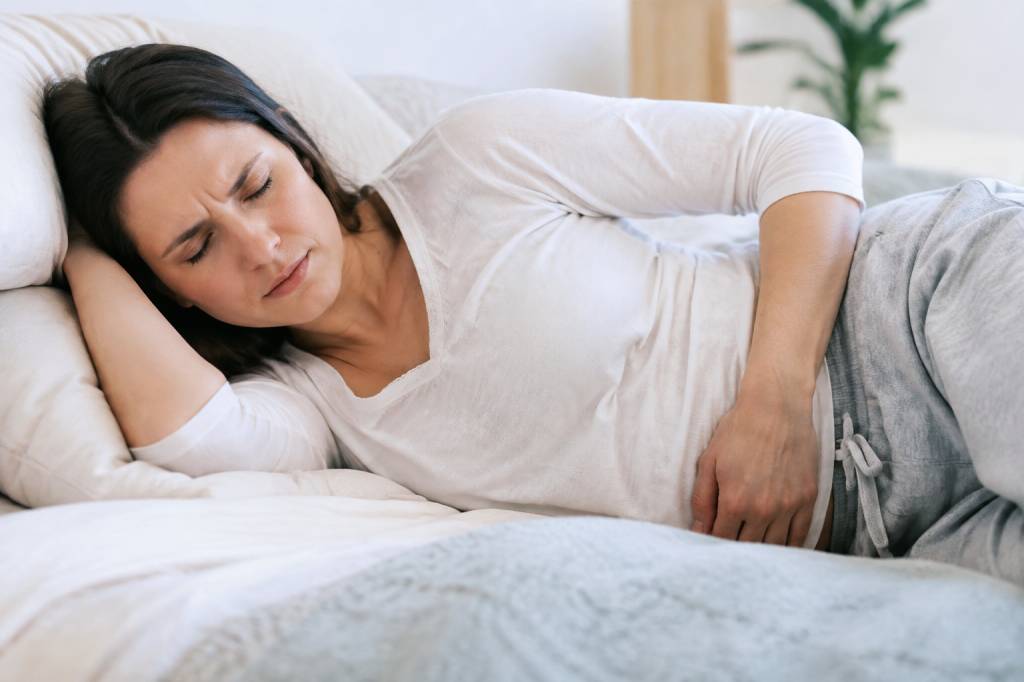 Les tranchées grossesse : causes, durée et conseils pour soulager les douleurs après l’accouchement