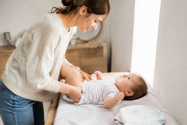 Mettre une couche à bébé : guide pratique pour les jeunes parents