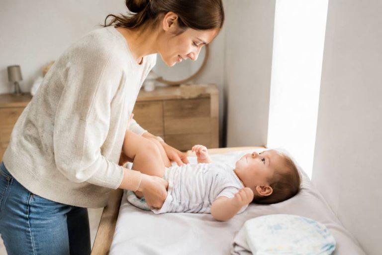 Mettre une couche à bébé : guide pratique pour les jeunes parents